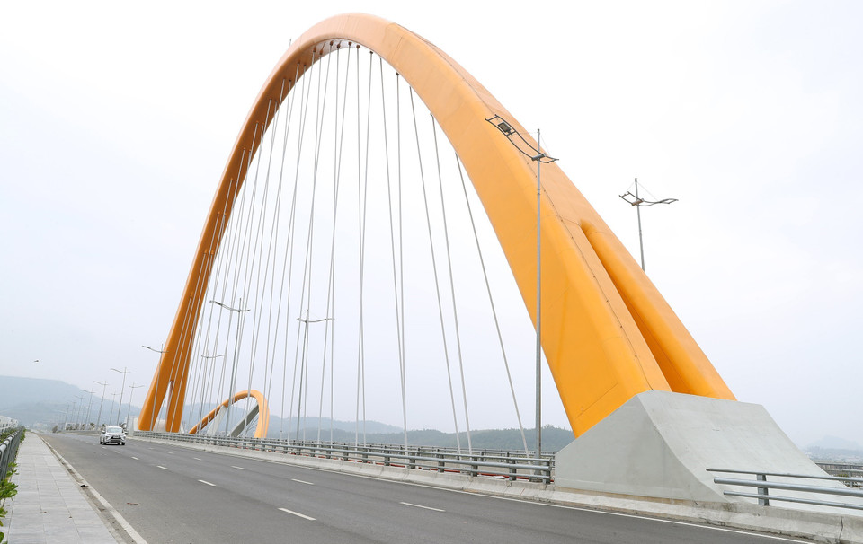 Cầu Bình Minh được coi là điểm nhấn bên bờ vịnh Cửa Lục với kiến trúc độc đáo. (Ảnh: Quốc Khánh/TTXVN)