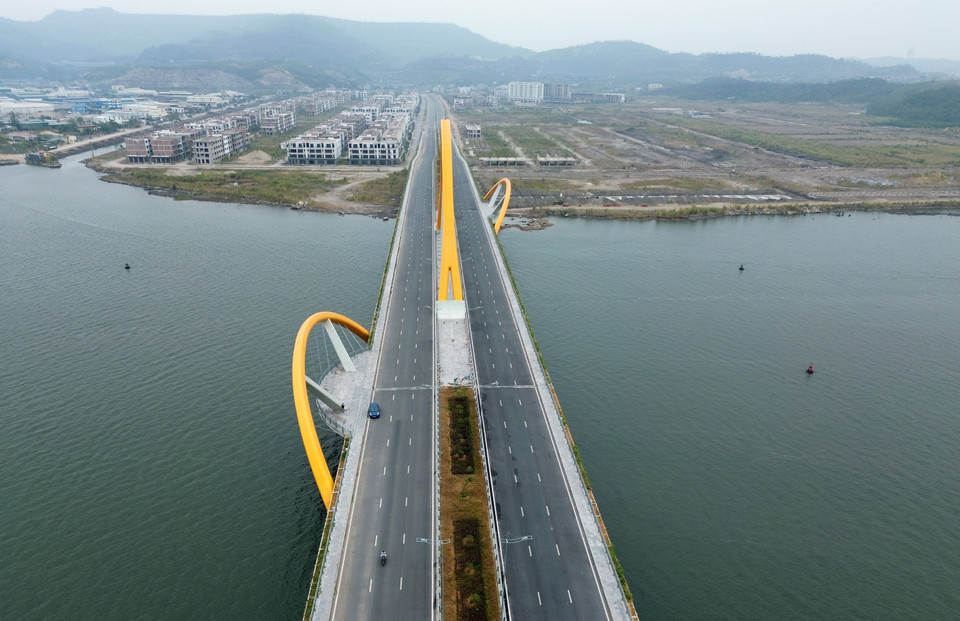 Cầu Bình Minh nối đôi bờ vịnh Cửa Lục. (Ảnh: Quốc Khánh/TTXVN)