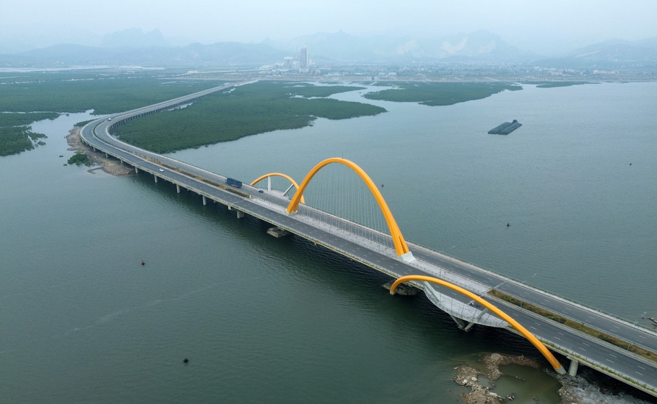 Cầu có tổng mức đầu tư hơn 1.700 tỷ đồng từ nguồn ngân sách tỉnh. (Ảnh: Quốc Khánh/TTXVN)