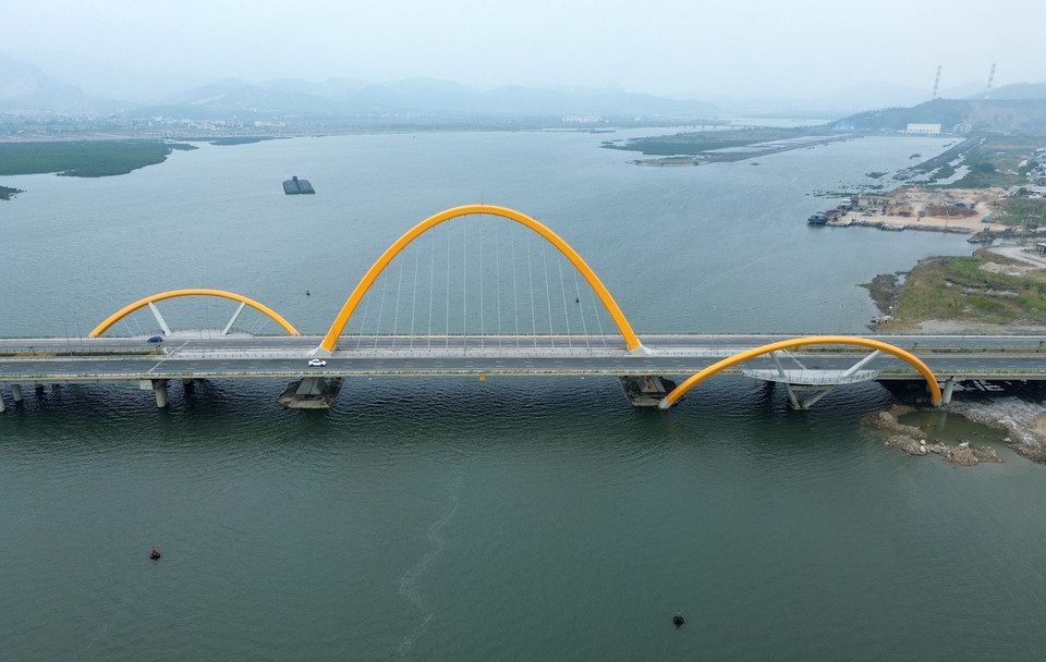 Cầu Bình Minh nối đôi bờ vịnh Cửa Lục, kết cấu 1 vòm thép, dài hơn 2,6km, gồm 6 làn xe. (Ảnh: Quốc Khánh/TTXVN)