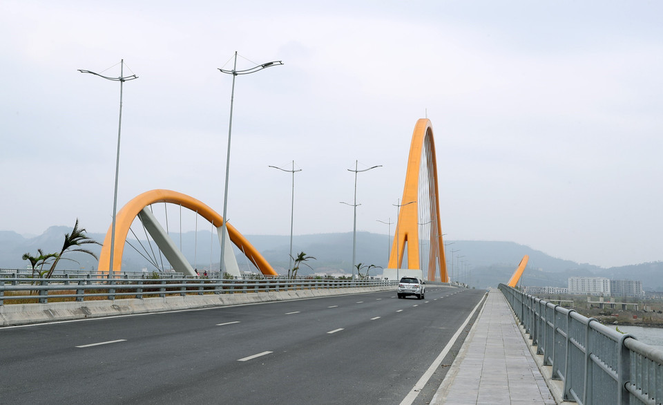 Đây là cầu đầu tiên của tỉnh có 6 làn xe cơ giới, kết cấu 1 vòm thép, 2 bên cầu có vỉa hè cho người đi bộ. (Ảnh: Quốc Khánh/TTXVN)