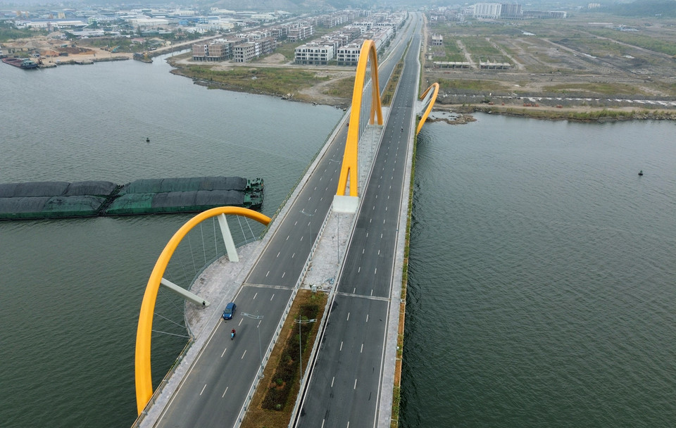 Cầu Bình Minh nối đôi bờ vịnh Cửa Lục, kết cấu 1 vòm thép, dài hơn 2,6km, gồm 6 làn xe. (Ảnh: Quốc Khánh/TTXVN)