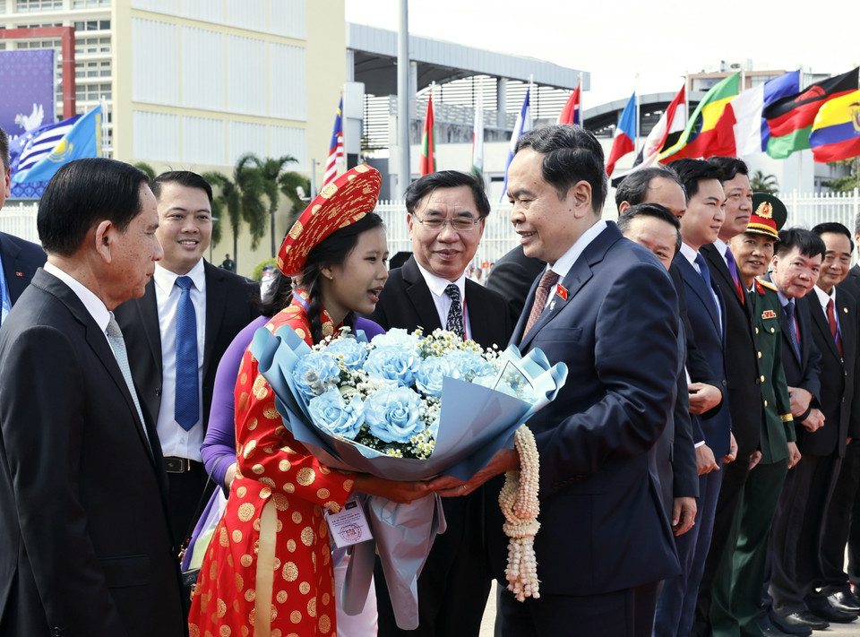 Lễ tiễn Chủ tịch Quốc hội Trần Thanh Mẫn kết thúc tốt đẹp chuyến thăm chính thức Vương quốc Campuchia, tham dự Hội nghị toàn thể lần thứ 12 của Hội nghị quốc tế các đảng chính trị châu Á và phiên khai mạc Hội nghị lần thứ 11 của Nghị viện Quốc tế vì Bao dung và Hòa bình. (Ảnh: Doãn Tấn/TTXVN)