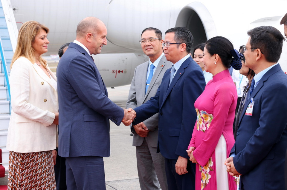 Đại sứ Việt Nam tại Bulgaria Đỗ Hoàng Long và lãnh đạo Bộ Ngoại giao, Văn phòng Chủ tịch nước đón Tổng thống Cộng hòa Bulgaria Rumen Radev và Phu nhân tại sân bay quốc tế Nội Bài, Hà Nội. (Ảnh: Phạm Kiên/TTXVN)