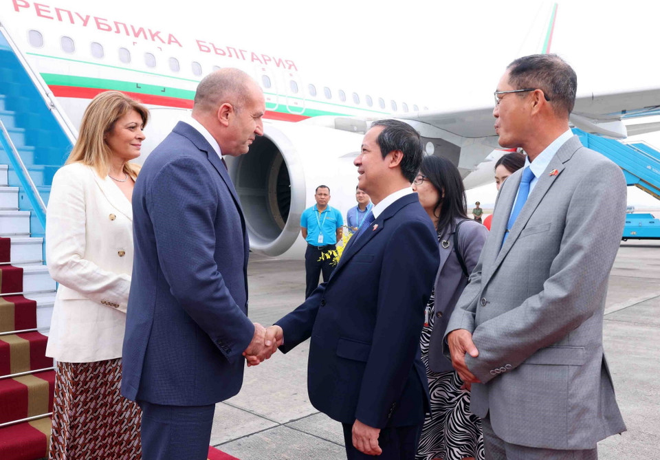 Bộ trưởng Bộ Giáo dục và Đào tạo Nguyễn Kim Sơn đón Tổng thống Cộng hòa Bulgaria Rumen Radev và Phu nhân tại sân bay quốc tế Nội Bài, Hà Nội. (Ảnh: Phạm Kiên/TTXVN)