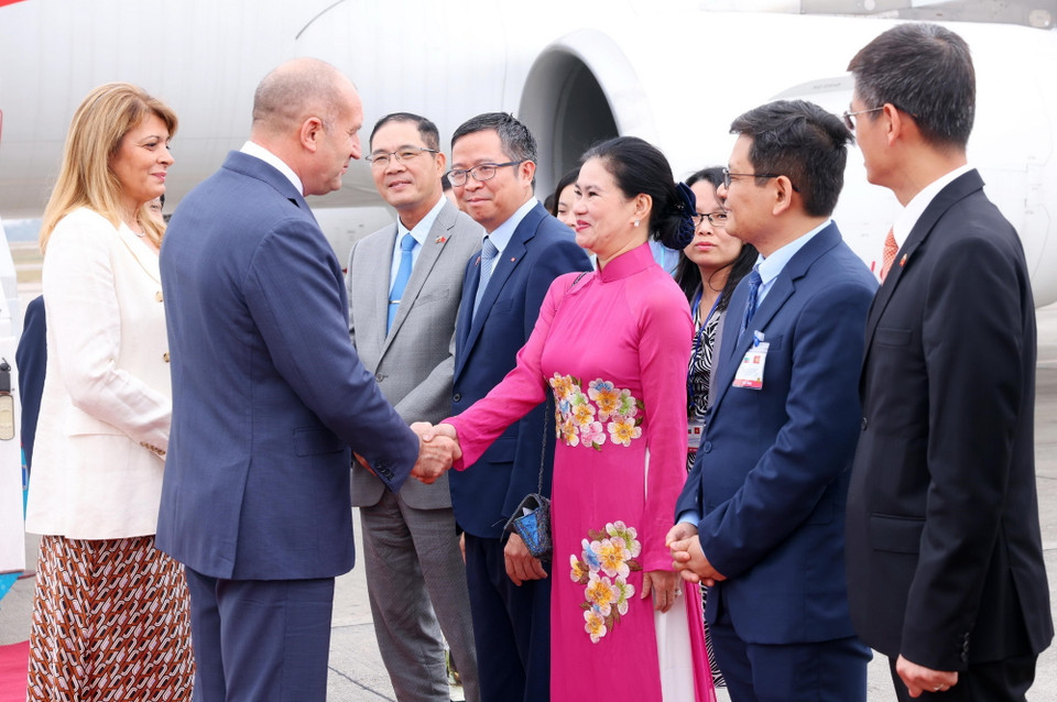 Đại sứ Việt Nam tại Bulgaria Đỗ Hoàng Long và lãnh đạo Bộ Ngoại giao, Văn phòng Chủ tịch nước đón Tổng thống Cộng hòa Bulgaria Rumen Radev và Phu nhân tại sân bay quốc tế Nội Bài, Hà Nội. (Ảnh: Phạm Kiên/TTXVN)