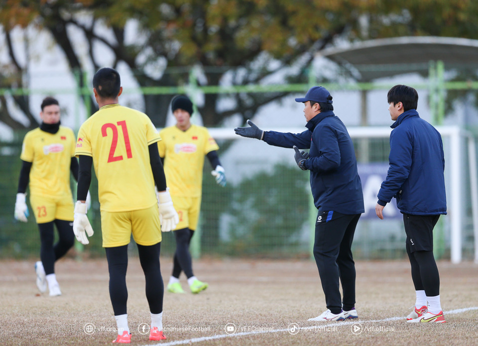 Với bề dày kinh nghiệm và đẳng cấp của mình, HLV Lee Won-jae sẽ góp phần tạo ra những tấm lá chắn vững chắc trước khung thành cho đội tuyển Việt Nam. (Nguồn: VFF)