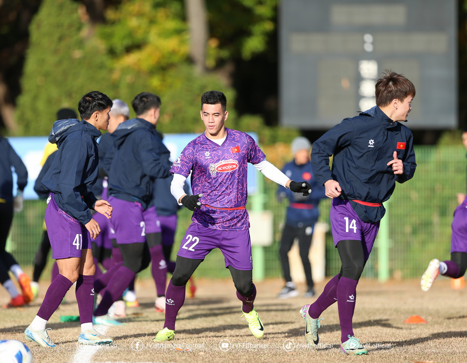 Các cầu thủ nỗ lực trong buổi tập đầu tiên. (Nguồn: VFF)