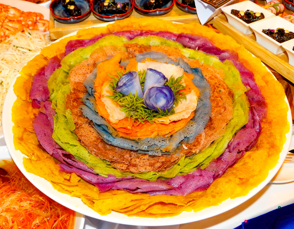 Món bánh xèo đa sắc màu dùng kèm rau củ Langbiang của Nhà hàng Ven Sông (Cần Thơ). (Ảnh: Thanh Liêm/TTXVN)