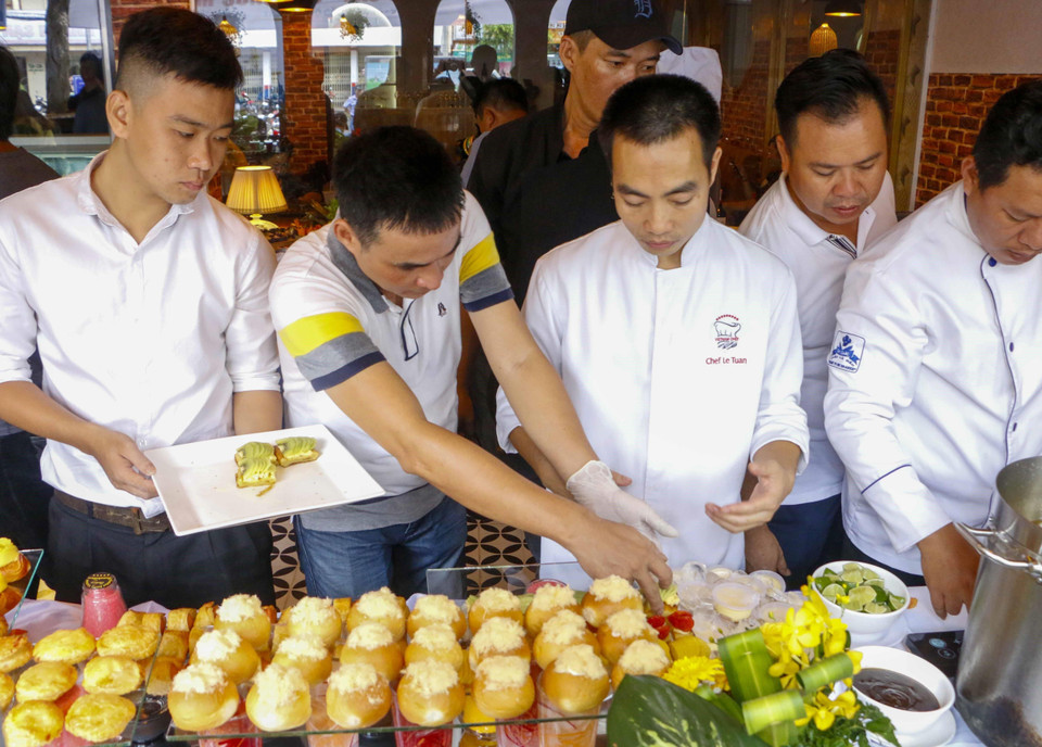 Đầu bếp chuẩn bị các món bánh được giới thiệu tại sự kiện. (Ảnh: Thanh Liêm/TTXVN)