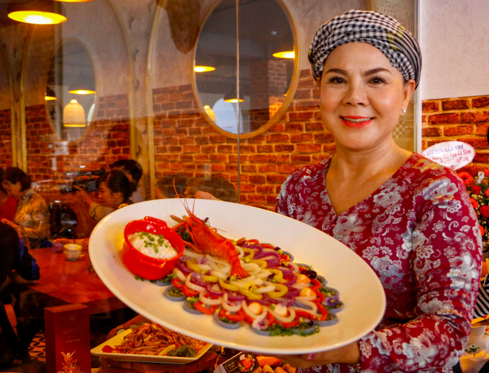 Nghệ nhân Phan Thị Hồng Nhi (Cần Thơ) với món bánh canh tôm ngũ sắc. (Ảnh: Thanh Liêm/TTXVN)