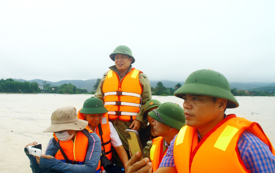 Lãnh đạo huyện Thanh Chương kiểm tra thực tế ngập lụt tại xã Thanh Xuân. (Ảnh: Tá Chuyên/TTXVN)