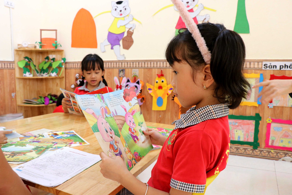 Tỉnh Bắc Ninh hiện có khoảng 95.000 trẻ ở bậc học mầm non, trong đó có trên 79.000 trẻ ở địa bàn có khu công nghiệp, phần lớn là con em công nhân, người lao động. Trong ảnh: Giờ học của học sinh trường mầm non Yên Trung, huyện Yên Phong, tỉnh Bắc Ninh. (Ảnh: Đinh Văn Nhiều/TTXVN)