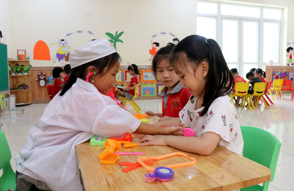 Giờ chơi của học sinh trường mầm non Yên Trung, huyện Yên Phong, tỉnh Bắc Ninh. (Ảnh: Đinh Văn Nhiều/TTXVN)