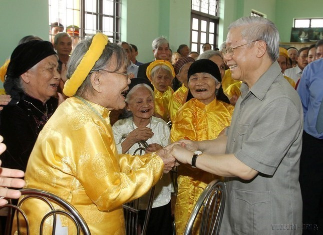 Tống Bí thư Nguyễn Phú Trọng trò chuyện thân mật các cụ cao niên khu dân cư Trai Trang, thị trấn Yên Mỹ, huyện Yên Mỹ, tỉnh Hưng Yên (10/11/2013) (Ảnh: Trí Dũng/TTXVN)