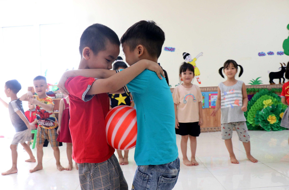 Giờ chơi của học sinh trường mầm non Yên Trung, huyện Yên Phong, tỉnh Bắc Ninh. (Ảnh: Đinh Văn Nhiều/TTXVN)