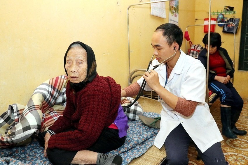 Chăm sóc người cao tuổi tại Trung tâm Nuôi dưỡng Bảo trợ xã hội tỉnh Hải Dương. (Ảnh: Anh Tuấn/TTXVN)