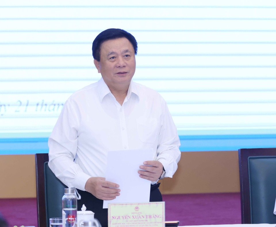 Ông Nguyễn Xuân Thắng, Ủy viên Bộ Chính trị, Giám đốc Học viện Chính trị quốc gia Hồ Chí Minh, Chủ tịch Hội đồng Lý luận Trung ương, Tổ trưởng Tổ biên tập Tiểu ban Văn kiện Đại hội XIV của Đảng phát biểu tại cuộc họp. (Ảnh: Phương Hoa/TTXVN)