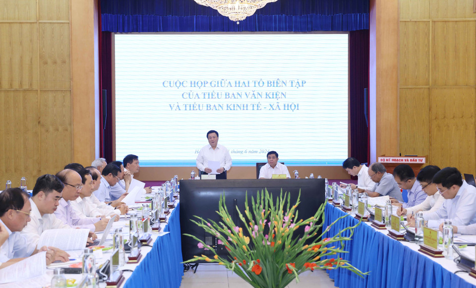 Cuộc họp giữa hai Tổ biên tập của Tiểu ban Văn kiện và Tiểu ban Kinh tế-Xã hội Đại hội XIV của Đảng. (Ảnh: Phương Hoa/TTXVN)