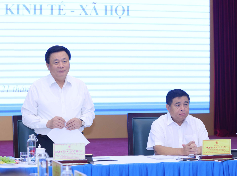 Ông Nguyễn Xuân Thắng, Ủy viên Bộ Chính trị, Giám đốc Học viện Chính trị quốc gia Hồ Chí Minh, Chủ tịch Hội đồng Lý luận Trung ương, Tổ trưởng Tổ biên tập Tiểu ban Văn kiện Đại hội XIV của Đảng phát biểu tại cuộc họp. (Ảnh: Phương Hoa/TTXVN)