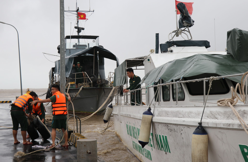 Cán bộ, chiến sỹ Hải đội biên phòng Phú Yên chuẩn bị lực lượng, phương tiện sẵn sàng sơ cứu người dân vùng bị ngập lụt. (Ảnh: Phạm Cường/TTXVN)