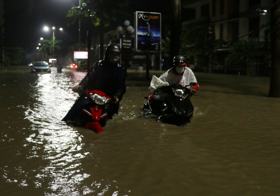 Nước lũ dâng cao, giao thông trên tuyến đường Hùng Vương ở thành phố Tuy Hòa bị tê liệt. (Ảnh: Phạm Cường/TTXVN)
