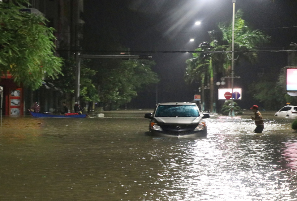 Nước lũ dâng cao gây ngập tuyến đường Hùng Vương, thành phố Tuy Hòa. (Ảnh: Phạm Cường/TTXVN)