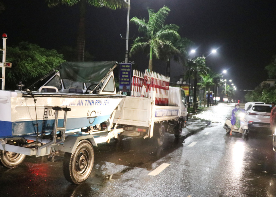 Công an tỉnh Phú Yên sử dụng ca nô, lực lượng chốt trực tại khu vực ngập sâu trên đường Hùng Vương để sẵn sàng ứng phó sự cố. (Ảnh: Phạm Cường/TTXVN)