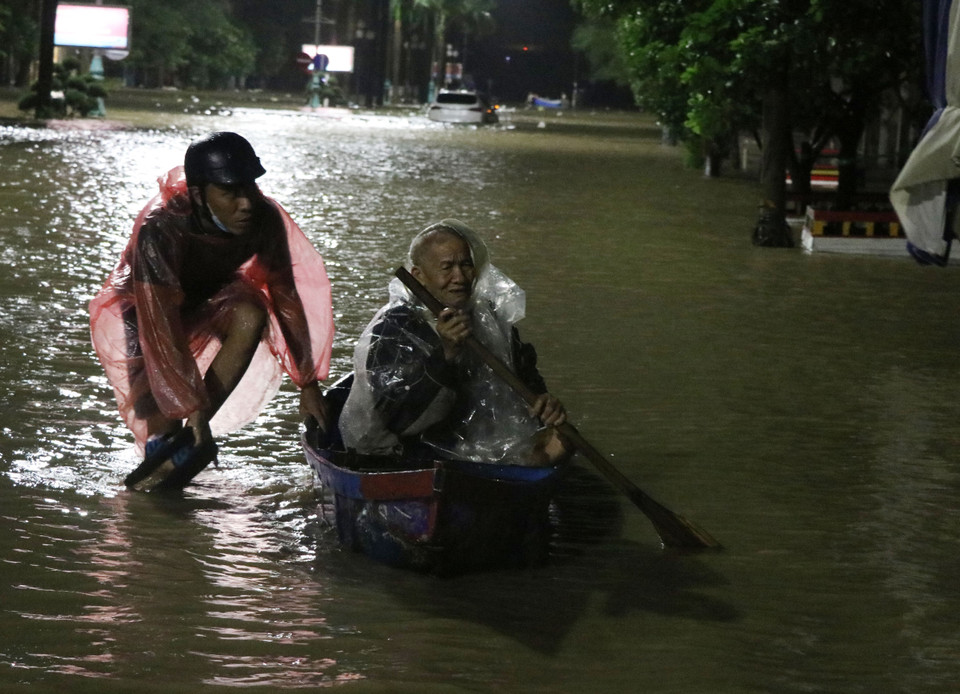 Người dân thành phố Tuy Hòa dùng ghe để di chuyển trên các tuyến phố. (Ảnh: Phạm Cường/TTXVN)