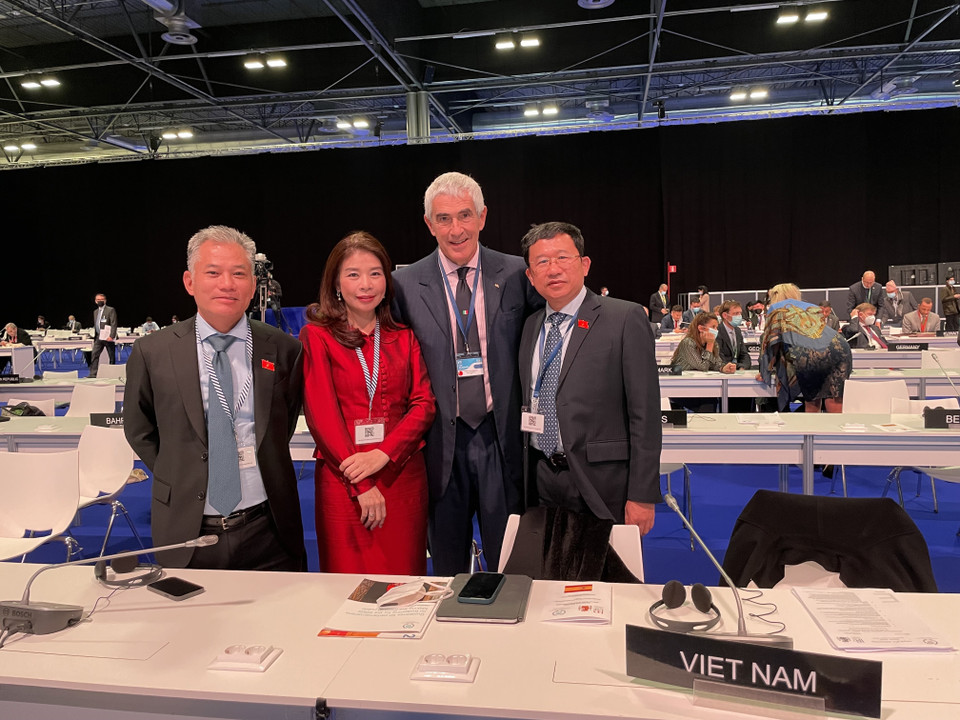 Đoàn đại biểu Quốc hội Việt Nam với Trưởng đoàn Nghị viện Italy. (Ảnh: TTXVN phát)