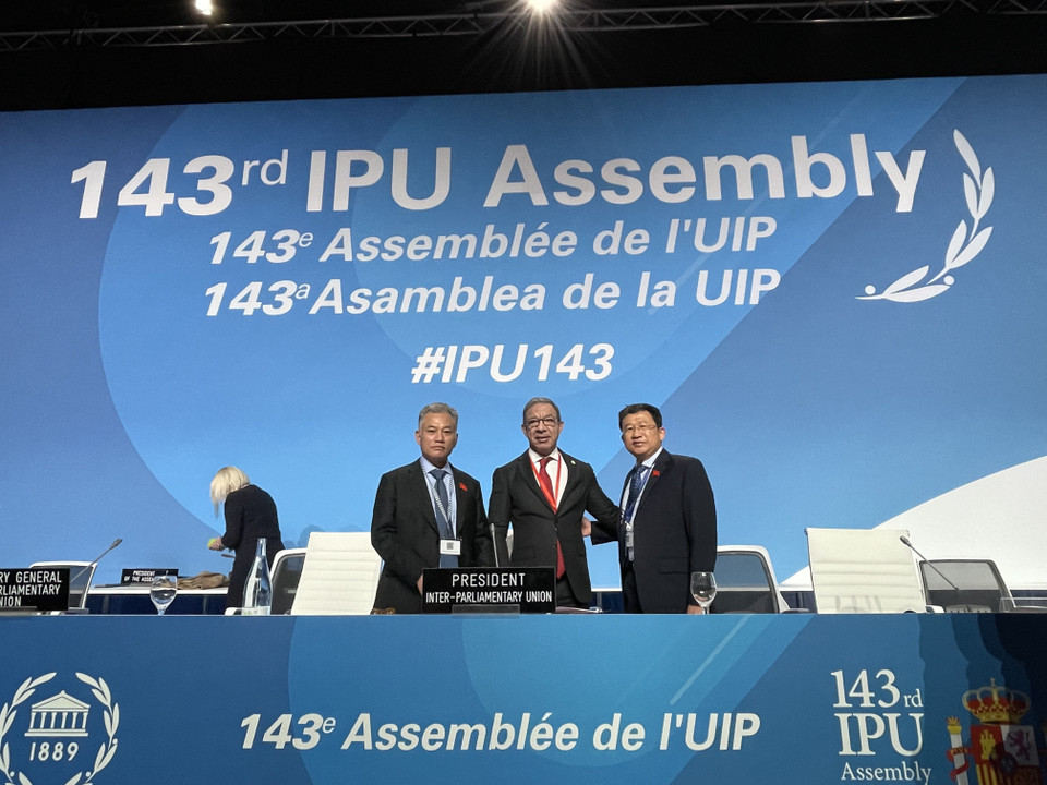 Trưởng Đoàn đại biểu Quốc hội Việt Nam Vũ Hải Hà (bên phải) với Chủ tịch IPU Duarte Pacheco. (Ảnh: TTXVN phát)