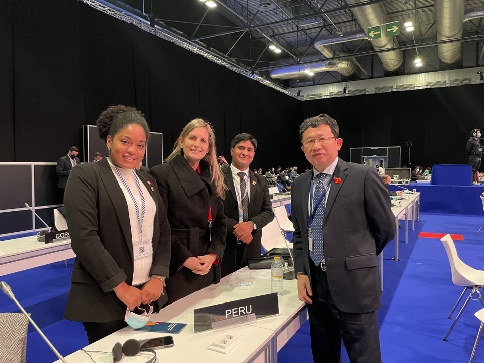 Trưởng Đoàn đại biểu Quốc hội Việt Nam Vũ Hải Hà với Trưởng đoàn Nghị viện Peru. (Ảnh: TTXVN phát)