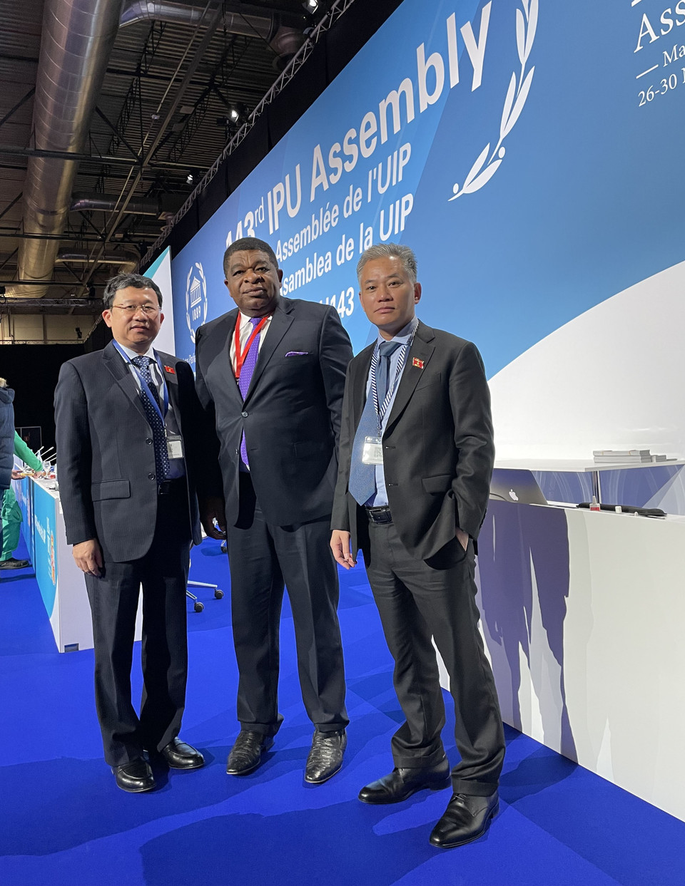 Trưởng Đoàn đại biểu Quốc hội Việt Nam Vũ Hải Hà (trái) với Tổng Thư ký IPU Martin Chungong (giữa). (Ảnh: TTXVN phát)