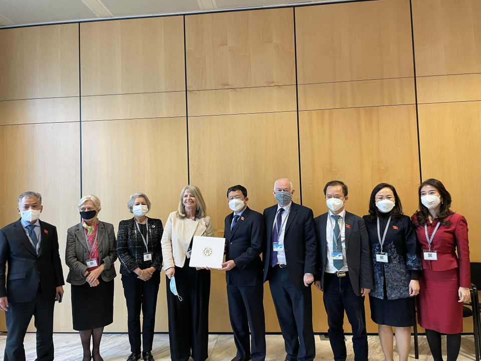 Đoàn đại biểu Quốc hội Việt Nam với đoàn Nghị viện Anh. (Ảnh: TTXVN phát)