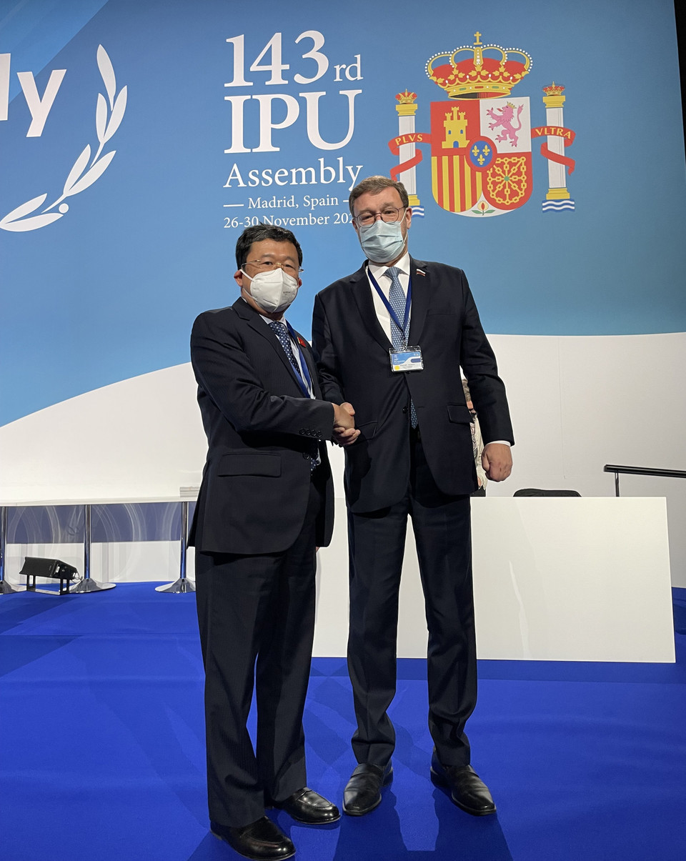 Trưởng Đoàn đại biểu Quốc hội Việt Nam Vũ Hải Hà (trái) với Phó Chủ tịch Hội đồng Liên bang Nga. (Ảnh: TTXVN phát)