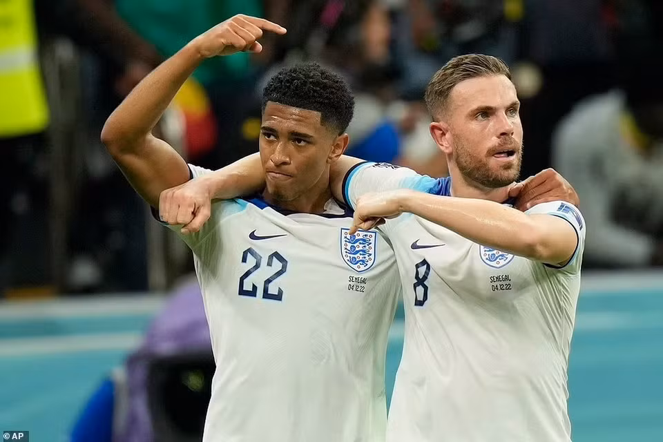 Jordan Henderson ăn mừng cùng Jude Bellingham sau bàn mở tỷ số. (Nguồn: AP)