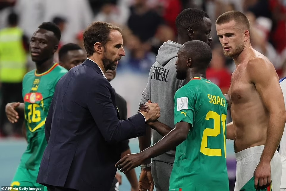HLV Southgate động viên cầu thủ Senegal sau trận đấu. (Nguồn: Getty Images)