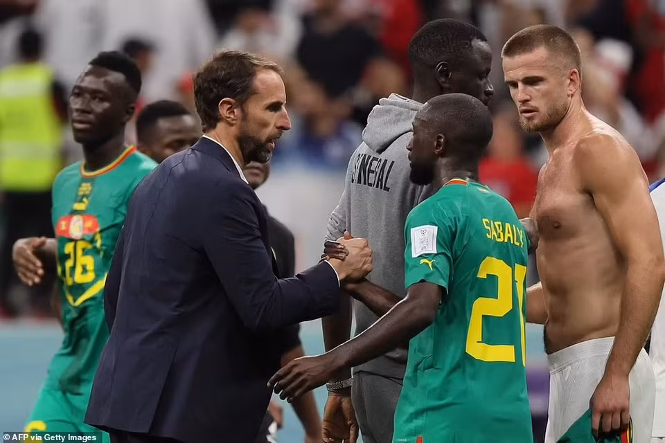 HLV Southgate động viên cầu thủ Senegal sau trận đấu. (Nguồn: Getty Images)