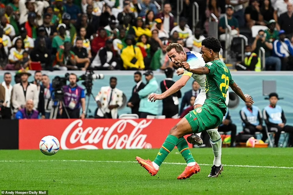 Đến phút 45+3, Harry Kane nhân đôi cách biệt cho đội tuyển Anh sau đường kiến tạo của Phil Foden. (Nguồn: Daily Mail)