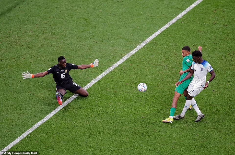 Bukayo Saka sau đó gia tăng cách biệt lên thành 3-0 cho Anh ở phút 57. (Nguồn: Daily Mail)