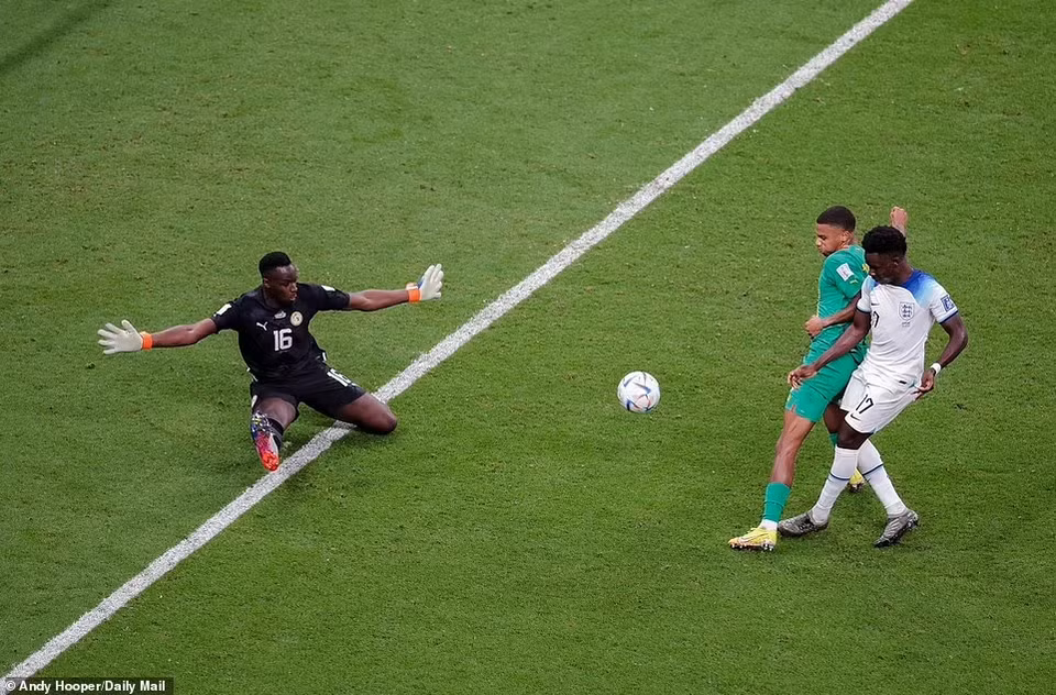 Bukayo Saka sau đó gia tăng cách biệt lên thành 3-0 cho Anh ở phút 57. (Nguồn: Daily Mail)