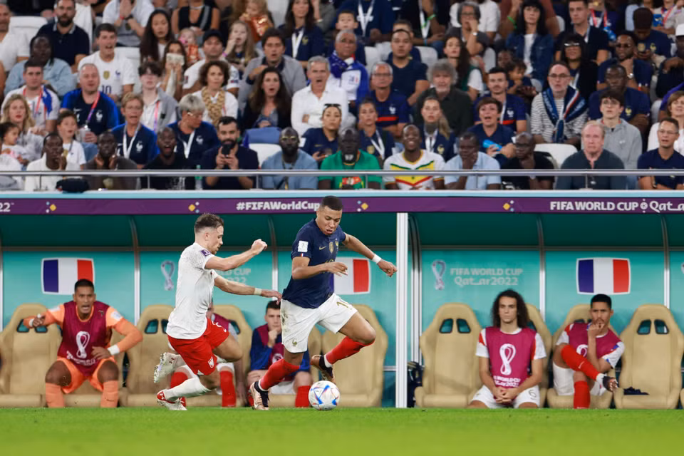 Sau bàn thắng của Giroud, Mbappe và các đồng đội tiếp tục chơi lấn lướt trước Ba Lan. (Ảnh: Hải An/Vietnam+)