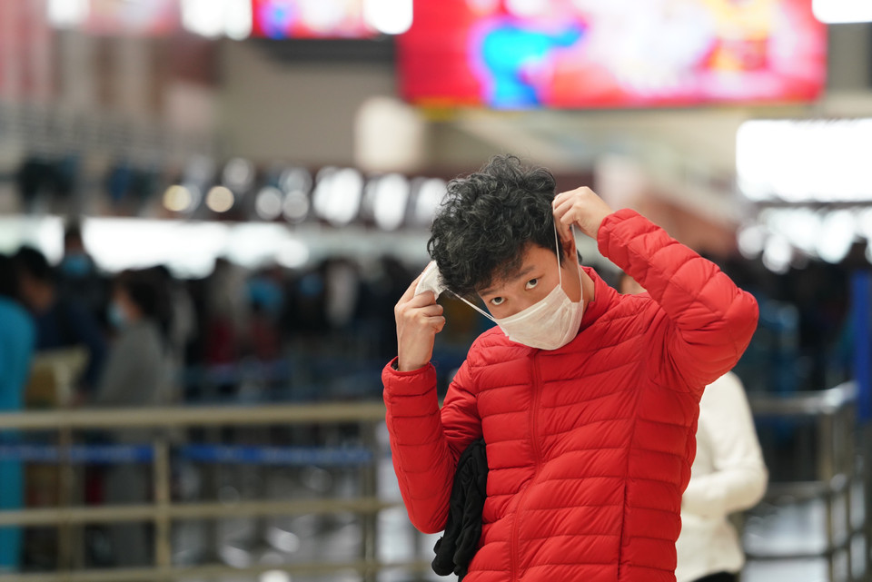 Khẩu trang là vật dụng không thể thiếu tại khu vực công cộng đông người như tại sân bay Nội Bài. (Ảnh: Phan Công/Vietnam+)