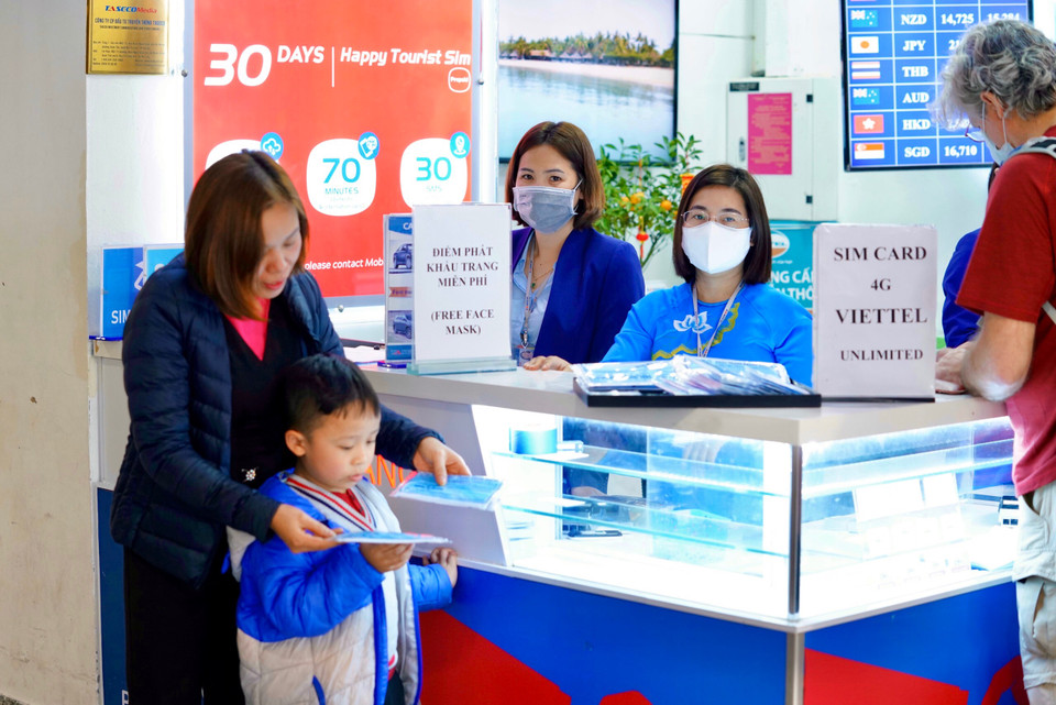 Những ai chưa có khẩu trang thì hoàn toàn có thể đến các điểm cấp, phát miễn phí để nhận. (Ảnh: Phan Công/Vietnam+)