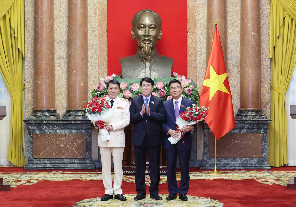 Ủy viên Bộ Chính trị, Thường trực Ban Bí thư Lương Cường chúc mừng Phó Thủ tướng Lê Thành Long và Bộ trưởng Bộ Công an Lương Tam Quang. (Ảnh: Nhan Sáng/TTXVN)