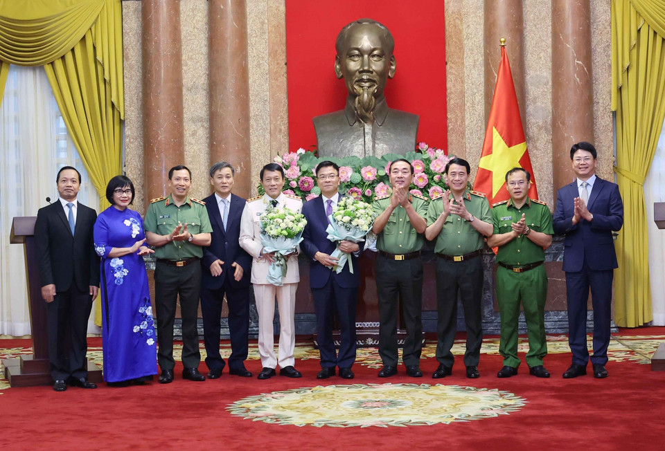 Lãnh đạo Bộ Tư pháp, Bộ Công an chúc mừng Phó Thủ tướng Lê Thành Long và Bộ trưởng Bộ Công an Lương Tam Quang. (Ảnh: Nhan Sáng/TTXVN)