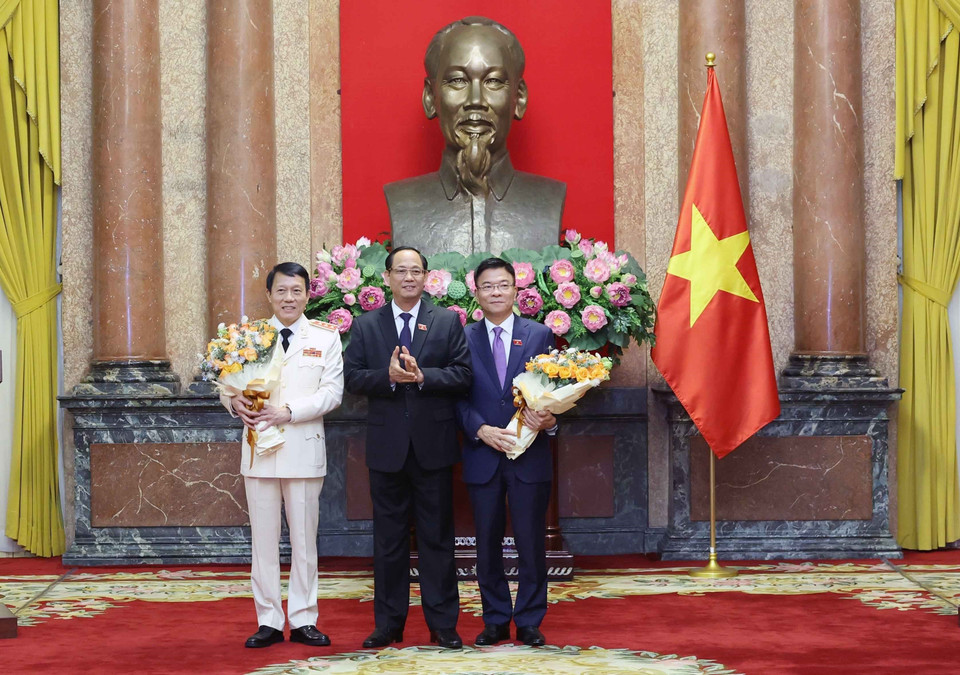 Phó Chủ tịch Quốc hội Trần Quang Phương chúc mừng Phó Thủ tướng Lê Thành Long và Bộ trưởng Bộ Công an Lương Tam Quang. (Ảnh: Nhan Sáng/TTXVN)