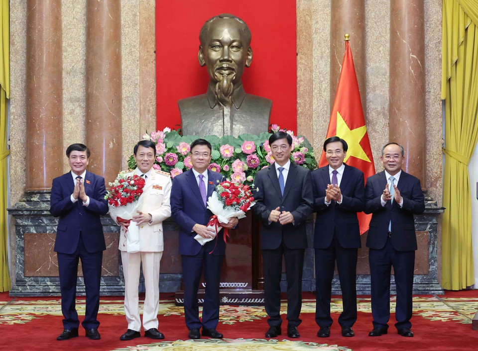 Lãnh đạo 4 Văn phòng Trung ương chúc mừng Phó Thủ tướng Lê Thành Long và Bộ trưởng Bộ Công an Lương Tam Quang.(Ảnh: Nhan Sáng/TTXVN)