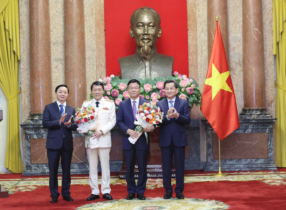 Các Phó Thủ tướng Lê Minh Khái, Trần Hồng Hà chúc mừng Phó Thủ tướng Lê Thành Long và Bộ trưởng Bộ Công an Lương Tam Quang. (Ảnh: Nhan Sáng/TTXVN)