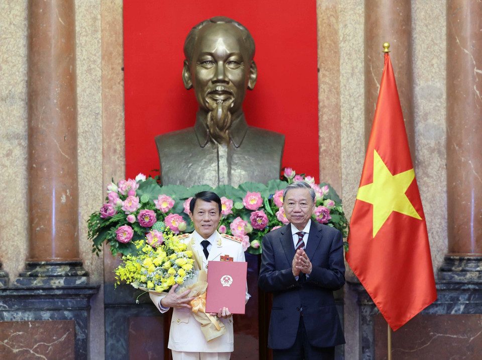 Chủ tịch nước Tô Lâm trao Quyết định bổ nhiệm cho Thượng tướng Lương Tam Quang, Bộ trưởng Bộ Công an. (Ảnh: Nhan Sáng/TTXVN)